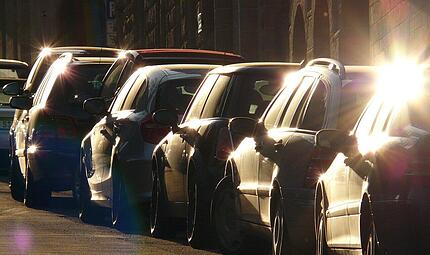 Korrektes Parken: Fahrzeuge müssen auf der rechten Seite in Fahrtrichtung stehen. Korrektes Parken: Fahrzeuge müssen auf der rechten Seite in Fahrtrichtung stehen.