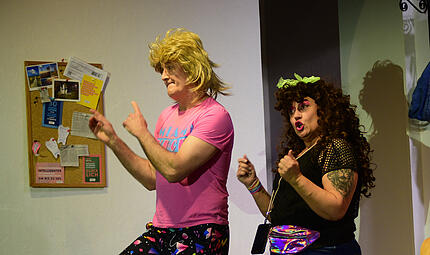 Dorfbühne Marktschorgast Zurück in die Zukunft oder vorwärts in die Vergangenheit: Die Dorfbühne Marktschorgast macht es in der Nostalgiekomödie „Mit Vollgas in die 80er“ möglich. Im Bild die beiden Hauptdarsteller Tatjana Lengel und Claus Linhardt.