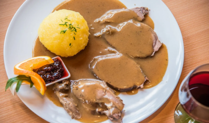 Wildgerichte wie dieses bietet das Gasthaus „Jägersruh“ von Manfred Mirschberger in Hesselberg an. In Erlangen-Höchstadt haben die Wildbretwochen begonnen: Wildgerichte wie dieses bietet das Gasthaus „Jägersruh“ von Manfred Mirschberger in Hesselberg an.