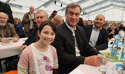Markus Söder bei der Waldbesitzervereinigung Kronach-RothenkirchenMarkus Söder in Rothenkirchen Bayerns Ministerpräsident Markus Söder war zur Einweihung des neuen Forstkompetenzzentrums nach Rothenkirchen (Landkreis Kronach) gekommen. Im Festzelt wurde er immer wieder um Autogramme gebeten.