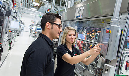 Mitarbeiter bei Bosch in der Qualitätskontrolle: Der Technologiekonzern hat in Bamberg in den vergangenen Jahren still und leise mehrere tausend Stellen abgebaut. Mitarbeiter bei Bosch in der Qualitätskontrolle: Der Technologiekonzern hat in Bamberg in den vergangenen Jahren still und leise mehrere tausend Stellen abgebaut.