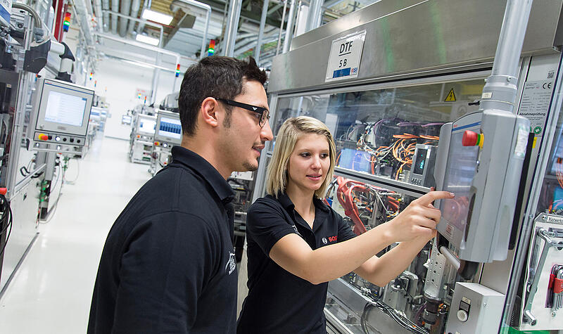 Mitarbeiter bei Bosch in der Qualitätskontrolle: Der Technologiekonzern hat in Bamberg in den vergangenen Jahren still und leise mehrere tausend Stellen abgebaut. Mitarbeiter bei Bosch in der Qualitätskontrolle: Der Technologiekonzern hat in Bamberg in den vergangenen Jahren still und leise mehrere tausend Stellen abgebaut.