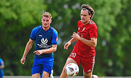 Felix Hluchnik (links) vom FSV Krum und der Augsfelder Christian Dorsch kämpfen um den Ball.Ryan Evans Felix Hluchnik (links) vom FSV Krum und der Augsfelder Christian Dorsch kämpfen um den Ball.Ryan Evans