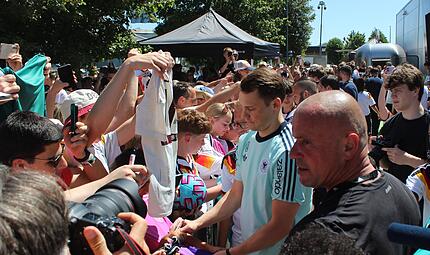 Die Autogrammstunde mit Manuel Neuer in Herzogenaurach hat tausende Fans angezogen. Die schönsten Fotos zeigen wir in unserer Bildergalerie. Die Autogrammstunde mit Manuel Neuer in Herzogenaurach hat tausende Fans angezogen. Die schönsten Fotos zeigen wir in unserer Bildergalerie.