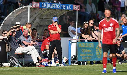 Der Dampfacher Trainer Oliver Kröner wirkte beim 0:2 gegen Bad Kissingen bisweilen fassungslos. Der Dampfacher Trainer Oliver Kröner wirkte beim 0:2 gegen Bad Kissingen bisweilen fassungslos.
