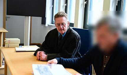 Amtsgericht Bamberg Kompostieranlage Stegaurach Frau mit Auto angefahren Rechtsanwalt Marc Rimkus aus Bamberg und der Angeklagte kurz vor Prozessbeginn