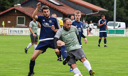 Der Giftinger Spielertrainer Andreas Böhnlein (rechts, im Spiel gegen Wilhelmsthal) traf gegen Johannisthal dreimal. Der Giftinger Spielertrainer Andreas Böhnlein (rechts, im Spiel gegen Wilhelmsthal) traf gegen Johannisthal dreimal.