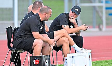 Coburg-Trainer Carl-Philipp Schiebel (rechts) und sein Trainerteam können mit der Leistung ihrer Mannschaft zufrieden sein. Dennoch sehen sie bei der jungen Truppe noch Luft nach oben. Coburg-Trainer Carl-Philipp Schiebel (rechts) und sein Trainerteam können mit der Leistung ihrer Mannschaft zufrieden sein. Dennoch sehen sie bei der jungen Truppe noch Luft nach oben.