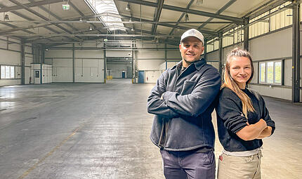 Padel Club Höchstadt Gremsdorf Eine riesige Halle und große Pläne: Maximilian Kirchner und Anna-Carina Häusler bringen den Padel Sport in den Aischgrund. Bis zum Sommer soll die erste Padel-Halle bei Gremsdorf eröffnet werden.