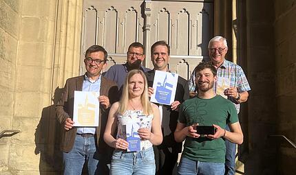 Freuen sich über die neuen Prozessionshefte und präsentieren Cover und Hefte und die digitale Version (v.l.): Bürgermeister Jens Korn, Kirchenpfleger Jan Regel, Nicole Weiß, Pfarrer Detlef Pötzl, Thomas Weiß und Franz Behrschmidt. Freuen sich über die neuen Prozessionshefte und präsentieren Cover und Hefte und die digitale Version (v.l.): Bürgermeister Jens Korn, Kirchenpfleger Jan Regel, Nicole Weiß, Pfarrer Detlef Pötzl, Thomas Weiß und Franz Behrschmidt.