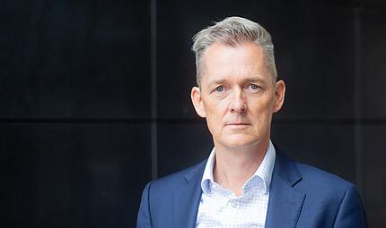 Professor Tim Weitzel Uni Bamberg Trotz schwacher Konjunktur sieht Tim Weitzel Bewerber weiter im Vorteil. Der Bamberger Professor für Wirtschaftsinformatik erklärt, warum Fachkräftemangel und Arbeitslosigkeit zugleich bestehen. Und wie Beschäftigte aus dieser Erkenntnis profitieren können.