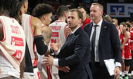 Die Ex-Bamberger Anton Gavel und Arne Woltmann (hinten) am Sonntagabend nach der Partie beim Abklatschen mit den Baskets-Profis. Die Ex-Bamberger Anton Gavel und Arne Woltmann (hinten) am Sonntagabend nach der Partie beim Abklatschen mit den Baskets-Profis.