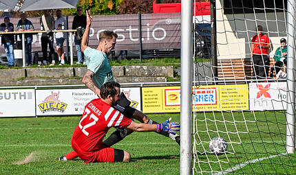 Sebastian Kunick netzt gegen den Einberger Torhüter Christian Heubner zum 1:1-Ausgleich ein. Sebastian Kunick netzt gegen den Einberger Torhüter Christian Heubner zum 1:1-Ausgleich ein.