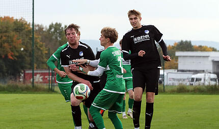 Die beiden Rattelsdorfer Julian Lorz (links) und Timo Förster (r,) behaupten das Spielgerät gegen den Friesener Ben Volk. Die beiden Rattelsdorfer Julian Lorz (links) und Timo Förster (r,) behaupten das Spielgerät gegen den Friesener Ben Volk.