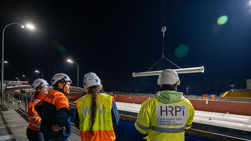 Steifenanlieferung an der Baustelle der Schleuse in KriegenbrunnSchleuse Kriegenbrunn Steifenanlieferung an der Baustelle der Schleuse in KriegenbrunnSchleuse Kriegenbrunn