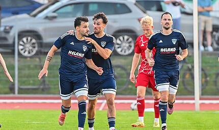 Hängende Köpfe beim FC Coburg, Freude beim TSV Mönchröden um Aykut Civelek (links), der in der letzten Minute einen Punkt rettete. Hängende Köpfe beim FC Coburg, Freude beim TSV Mönchröden um Aykut Civelek (links), der in der letzten Minute einen Punkt rettete.