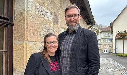 Melanie Becker und Matthias P. Schmidt Liebe auf den ersten Blick: Melanie Becker und Matthias P. Schmidt lernten sich 2020 im Coburger Stadtrat kennen und sind seit 2021 ein Paar.