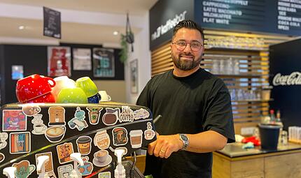 Von einer glücklichen Zeit berichtet Celal Basaran, wenn er auf sein erstes eigenes Café zurückblickt. Gerne hätte er so weitermachen wollen. Doch im Ertl-Zentrum wird es die „no.17 kaffeebar“ nicht mehr geben. Von einer glücklichen Zeit berichtet Celal Basaran, wenn er auf sein erstes eigenes Café zurückblickt. Gerne hätte er so weitermachen wollen. Doch im Ertl-Zentrum wird es die „no.17 kaffeebar“ nicht mehr geben.