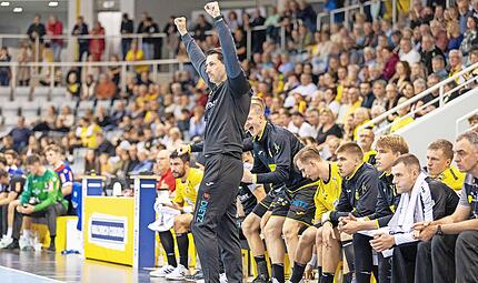 Jubelpose: HSC-Trainer Anel Mahmutefendic (hier gegen Balingen) lobt seine Spieler für den erfolgreichen Auftritt in Hüttenberg. Jubelpose: HSC-Trainer Anel Mahmutefendic (hier gegen Balingen) lobt seine Spieler für den erfolgreichen Auftritt in Hüttenberg.