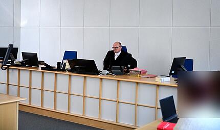 Amtsgericht Bamberg Raubüberfall vorgetäuscht Alkoholsucht Strafrichter Matthias Bachmann und die Angeklagte kurz vor Beginn des Prozesses