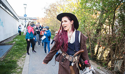 Bamberger Gassenspiele: Räuberin Karla Karma (Nadine Buschmann) möchte ihre Bande vergrößern. Auch in der zweiten Pfingstferienwoche gibt es eine Tour durch Bamberg.Bamberger Gassenspiele: Unter Räubern Bamberger Gassenspiele: Räuberin Karla Karma (Nadine Buschmann) möchte ihre Bande vergrößern. Auch in der zweiten Pfingstferienwoche gibt es eine Tour durch Bamberg.
