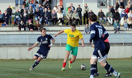 DJK Bbg gg Dampfach 010326 01 Görtler Der Bamberger Torschütze Patrick Görtler (r.) im Zweikampf mit dem Dampfacher Luca Zeiß.