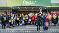 Anfang Mai versammelten sich die Beschäftigten von Galeria Karstadt Kaufhof vor dem Gebäude in Würzburg und demonstrierten gegen die Schließung. Nun kamen die Kündigungen. Anfang Mai versammelten sich die Beschäftigten von Galeria Karstadt Kaufhof vor dem Gebäude in Würzburg und demonstrierten gegen die Schließung. Nun kamen die Kündigungen.