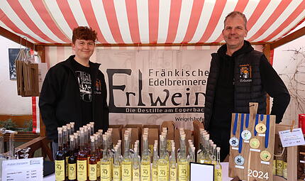 Matthias Erlwein und sein Sohn Jona stehen am Stand mit ausgewählten Brenn-Spezialitäten aus Weigelshofen.Forchheim & Fränkische Schweiz Matthias Erlwein und sein Sohn Jona stehen am Stand mit ausgewählten Brenn-Spezialitäten aus Weigelshofen.