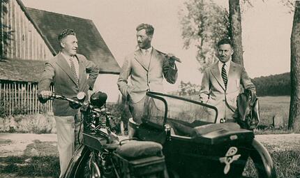 Dassler Aus der Geschichte der Gründer von Adidas und Puma ist erstmals ein Theaterstück entstanden. "Die Erfindung der Schuhe" wird im Oktober am Staatstheater Nürnberg uraufgeführt. Das Bild zeigt: Rudolf (l.) und Adolf Dassler (r.) mit Reichssporttrainer Josef Waitzer im Jahr 1930.