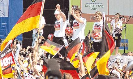 Die Weltmeisterschaft 2006 war mehr als ein Fußballturnier. Sie war ein sonnendurchflutetes Gutelaunefest, das heute als „Sommermärchen“ verklärt wird, und sie war die Geburtsstunde eines neuen Patriotismus hierzulande. Die Weltmeisterschaft 2006 war mehr als ein Fußballturnier. Sie war ein sonnendurchflutetes Gutelaunefest, das heute als „Sommermärchen“ verklärt wird, und sie war die Geburtsstunde eines neuen Patriotismus hierzulande.