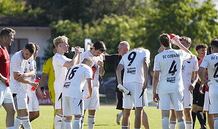 Keine gute Körpersprache beim FC Coburg in der Trinkpause der 2. Halbzeit im Relegations-Rückspiel gegen Pfaffenhofen. Zu diesem Zeitpunkt stand es schon 0:2 aus Sicht der Vestekicker. Keine gute Körpersprache beim FC Coburg in der Trinkpause der 2. Halbzeit im Relegations-Rückspiel gegen Pfaffenhofen. Zu diesem Zeitpunkt stand es schon 0:2 aus Sicht der Vestekicker.