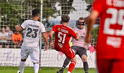 Im Hinspiel hielt Uwe Knauer (hier im Duell mit dem Coburger Florian Bieman) seinen Kasten sauber. Die Maske trägt der Sylvia-Keeper mittlerweile nicht. Im Hinspiel hielt Uwe Knauer (hier im Duell mit dem Coburger Florian Bieman) seinen Kasten sauber. Die Maske trägt der Sylvia-Keeper mittlerweile nicht.