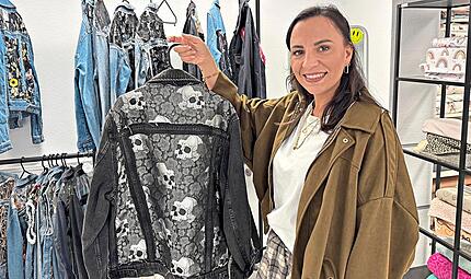 Miri Zeitschel zeigt den Restbestand der exklusiven Tülluxe-Jacken der „Wunderschmiede“ in Herzogenaurach. Miri Zeitschel zeigt den Restbestand der exklusiven Tülluxe-Jacken der „Wunderschmiede“ in Herzogenaurach.