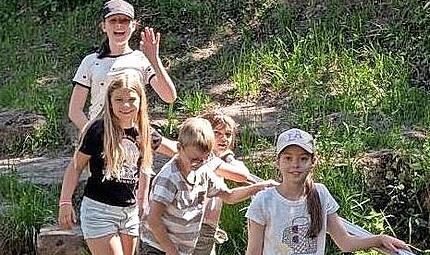 Nach einer Tour durch Hammelburg erfrischten sich die Kinder in der Kneippanlage auf der Museumsinsel. Nach einer Tour durch Hammelburg erfrischten sich die Kinder in der Kneippanlage auf der Museumsinsel.