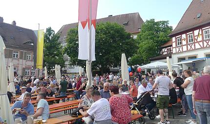 Zum Altstadtfest in Herzogenaurach treffen sich jährlich tausende Menschen aus der ganzen Region. Die Stadt ist laut Heimat-Monitor Vorreiter in Sachen Lebensqualität. Zum Altstadtfest in Herzogenaurach treffen sich jährlich tausende Menschen aus der ganzen Region. Die Stadt ist laut Heimat-Monitor Vorreiter in Sachen Lebensqualität.
