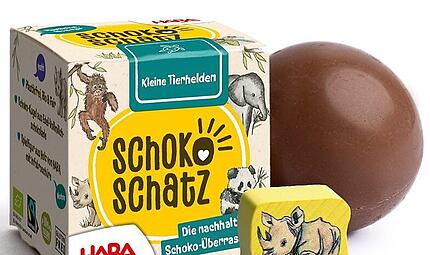 Plastikfreie Schoko-Überraschungskugel Im September 2026 kommt diese Schoko-Schatz-Kugel auf den Markt. Im Inneren befindet sich eine hölzerne Tierfigur von Haba aus Bad Rodach.