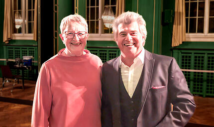 Gewinnspielgewinnerin Maria Schönlein mit Schlagerstar Andy Borg im grünen Saal in Bad Kissingen. Gewinnspielgewinnerin Maria Schönlein mit Schlagerstar Andy Borg im grünen Saal in Bad Kissingen.