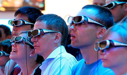 IFA-Besucher tragen 3D-Brillen IFA-Besucher tragen 3D-Brillen