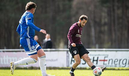 Bugra Öntürk (r.) und die Oesdorfer sind gegen Schwaig einen weiteren Schritt in Richtung Klassenerhalt gegangen. Bugra Öntürk (r.) und die Oesdorfer sind gegen Schwaig einen weiteren Schritt in Richtung Klassenerhalt gegangen.