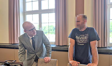 Der Angeklagte berät sich vor Prozessbeginn mit seinem Anwalt. Der Angeklagte berät sich vor Prozessbeginn mit seinem Anwalt.