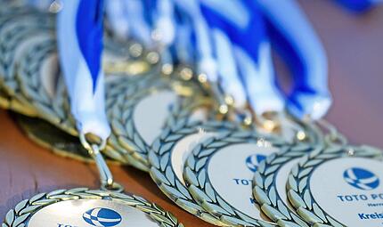 Das Ziel ist die Siegermedaille: Der Toto-Pokal im Kreis ER/PEG wird in der Vorrunde in einer Gruppenphase ausgetragen. Das Ziel ist die Siegermedaille: Der Toto-Pokal im Kreis ER/PEG wird in der Vorrunde in einer Gruppenphase ausgetragen.