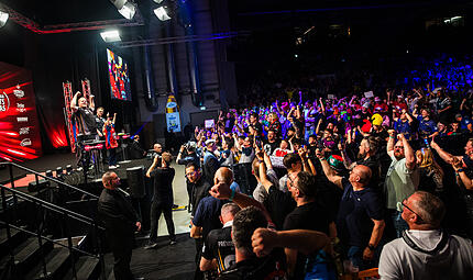 PDC Gala in Bamberg: Termin für 2027 bekannt Dirk van Duijvenbode feiert auf der Bühne, die Fans ziehen mit: Auch 2027 werden acht Dartprofis in Bamberg zur PDC-Gala antreten.