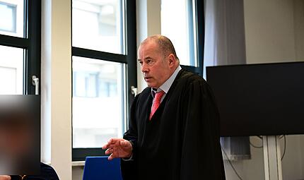 Amtsgericht Bamberg Jugendbande ZOB Tritt gegen Kopf eines Obdachlosen Der angeklagte junge Mann und sein Strafverteidiger Thomas Drehsen aus Bamberg