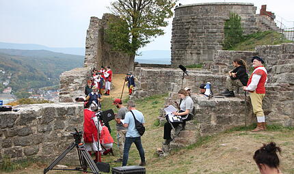 An der Burg Bodenlauben entsteht die Szene, in der die Bad Kissinger Bienenkörbe über die Stadtmauer werfen. An der Burg Bodenlauben entsteht die Szene, in der die Bad Kissinger Bienenkörbe über die Stadtmauer werfen.