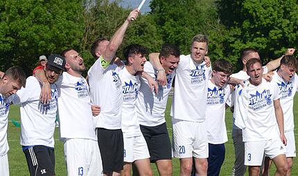 Burgebrach dankt Meistertrainer Kutzelmann und BaierTSV Burgebrach: Meister Bezirksliga West 2024/25 Der Bezirksligatitel war die Belohnung einer langen Entwicklung. Mit dem Klassenerhalt in der Landesliga schließen die Baiers und Marcel Kutzelmann ihr Erfolgskapitel beim TSV Burgebrach.