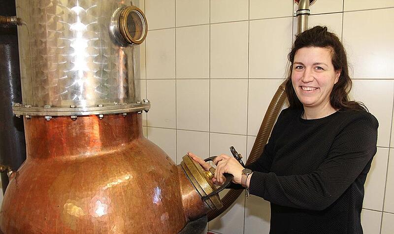 An der Brennblase ist Denise Meyer, die erste Deutsche Destillatsprinzessin, in ihrem Element. Wenn es darum geht Edelbrände zu erstellen, macht der Handwerksmeisterin so schnell niemand etwas vor. An der Brennblase ist Denise Meyer, die erste Deutsche Destillatsprinzessin, in ihrem Element. Wenn es darum geht Edelbrände zu erstellen, macht der Handwerksmeisterin so schnell niemand etwas vor.