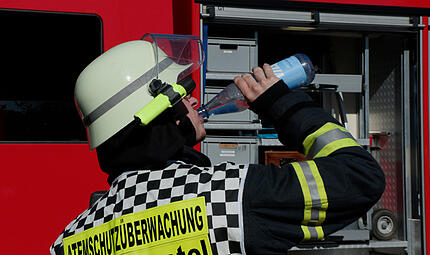 Wasserpause Feuerwehr Wichtig und richtig: Wasserpause bei der Feuerwehr (Symbolbild).