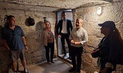 Bahnhof Staatsbad Brückenau: Besichtigung bei 1 Stunde KulturBahnhof Staatsbad Brückenau: Besichtigung bei 1 Stunde Kultur Bei einer Besichtigung gab Eigentümer Wolfgang Weller Einblick in das restaurierte historische Gebäude