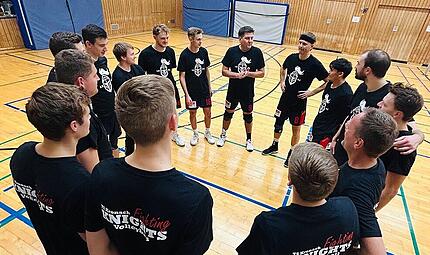 Die Kronacher Landesliga-Volleyballer während einer Trainingseinheit. Am Sonntag wird es für das Team von Trainer Jan Bollow ernst. Die Kronacher Landesliga-Volleyballer während einer Trainingseinheit. Am Sonntag wird es für das Team von Trainer Jan Bollow ernst.