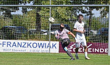 Torwart und Kapitän Uwe Knauer musste in Karlburg dreimal hinter sich greifen. Torwart und Kapitän Uwe Knauer musste in Karlburg dreimal hinter sich greifen.